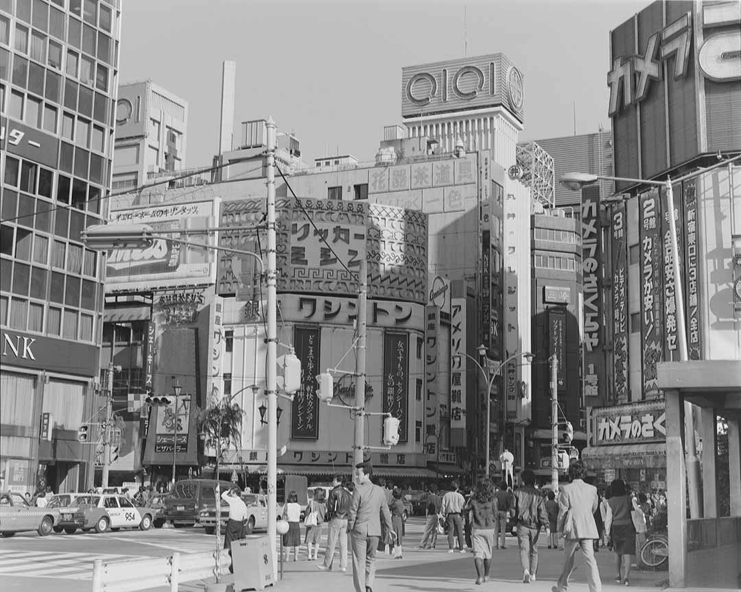 新宿駅東口交差点1980年代 Tokyo Time Slip 1984⇔2021(Kawade Shobo Shinsha)