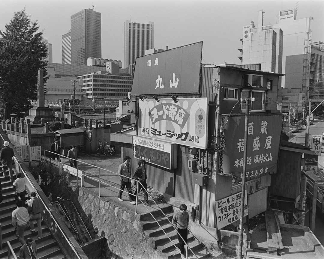 新宿駅東南口御大典広場=1980年代 Tokyo Time Slip 1984⇔2021(Kawade Shobo Shinsha)