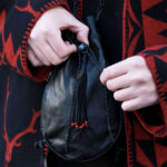 〈SOUTH2 WEST8〉×〈B:TOGETHER〉 別注レザーアクセサリー “KINCHAKU”