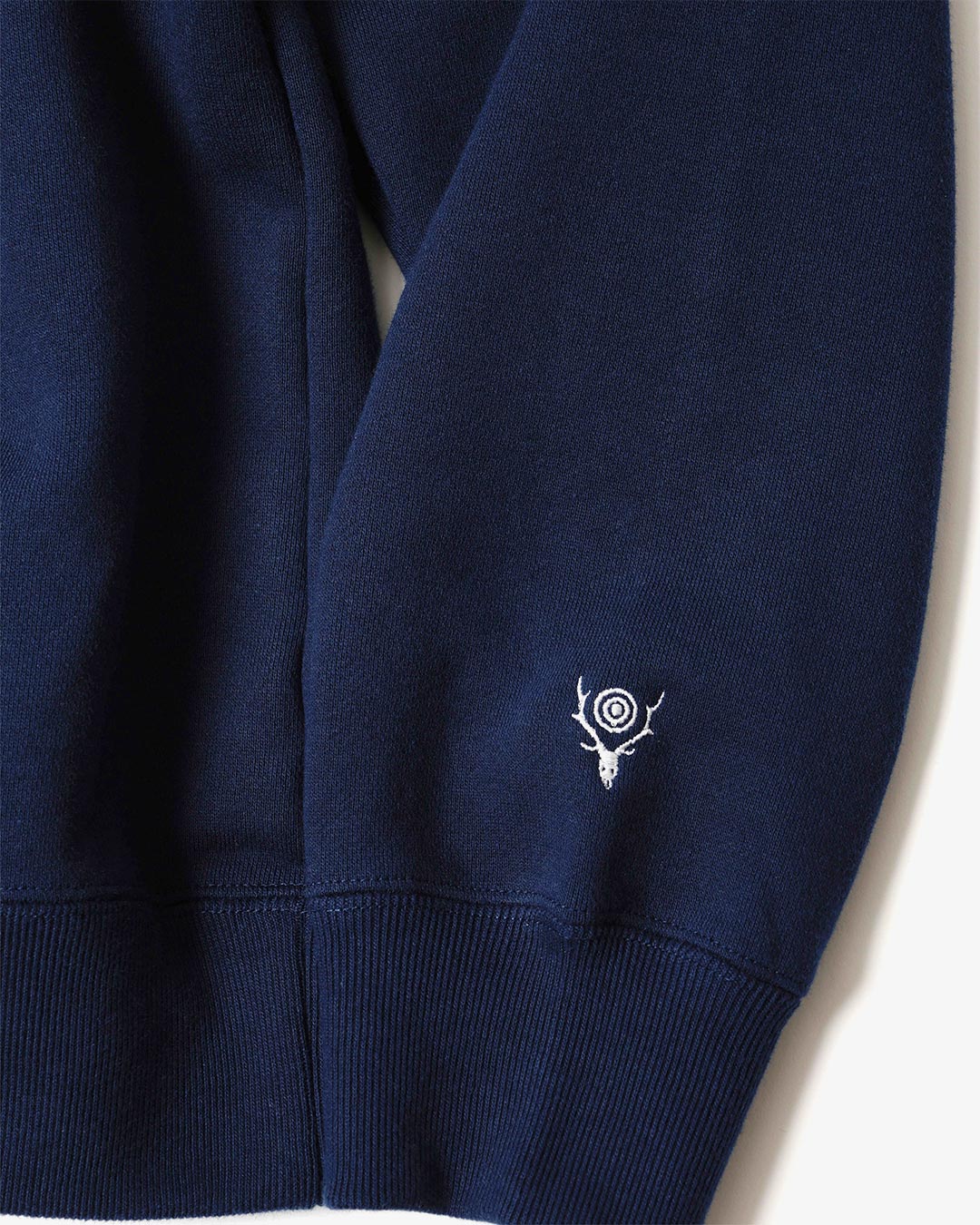 〈SOUTH2 WEST8〉 刺繍で魅せるブランド哲学。コンフィーな春の新作スウェット