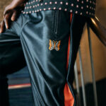 〈NEEDLES〉光沢あるサテン素材の新作トラックスーツ