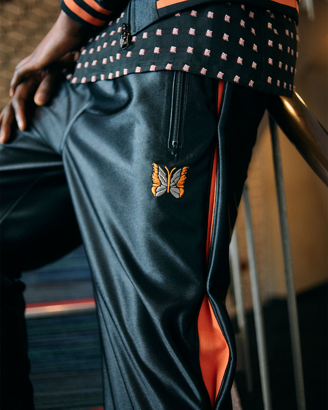 〈NEEDLES〉光沢あるサテン素材の新作トラックスーツ