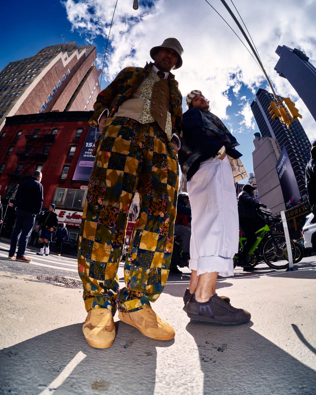 〈EG〉x〈KARHU〉アーストーンを基調に異素材を組み合わせたベルクロシューズ