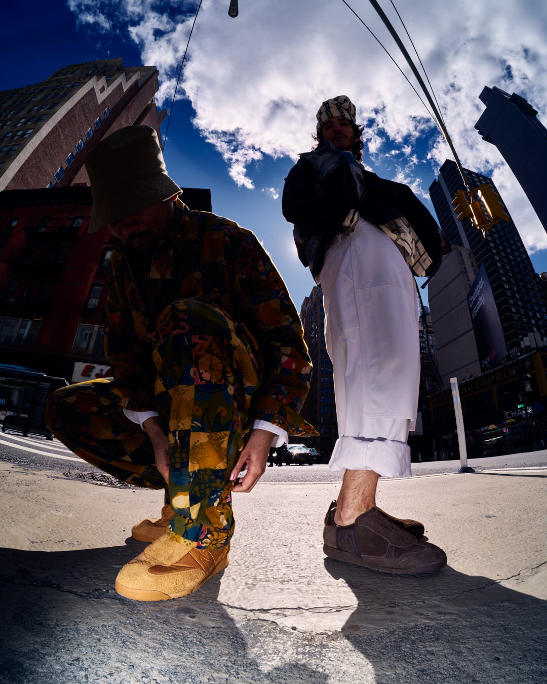 〈EG〉x〈KARHU〉アーストーンを基調に異素材を組み合わせたベルクロシューズ