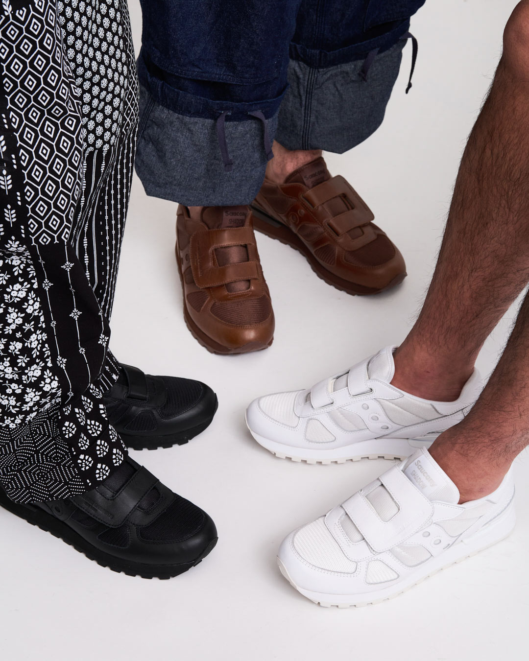 〈EG〉x〈Saucony〉U字ベルクロにレザーとナイロンメッシュを組みわせたコラボシューズ