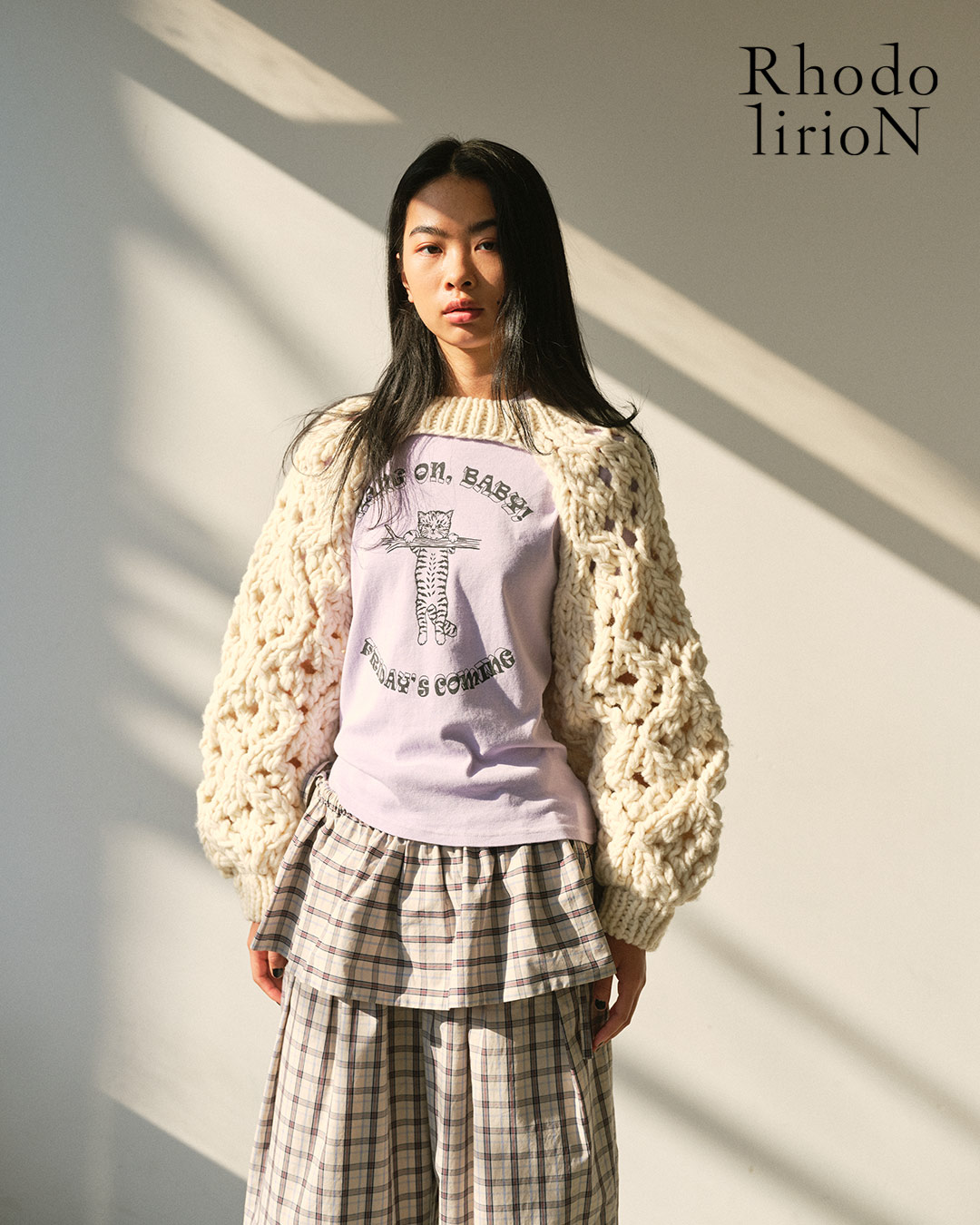 〈RHODOLIRION〉“メッセージ”と“キャット”がプリントされた新作Tシャツ