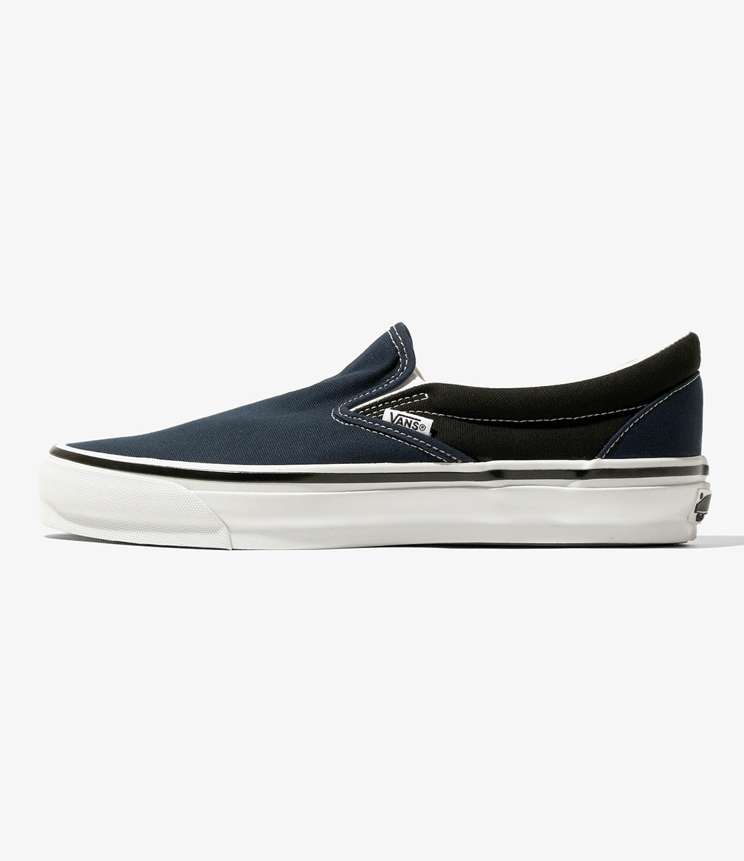 〈EG〉 × 〈OTW by VANS〉左右非対称の 「CLASSIC SLIP-ON」 が登場