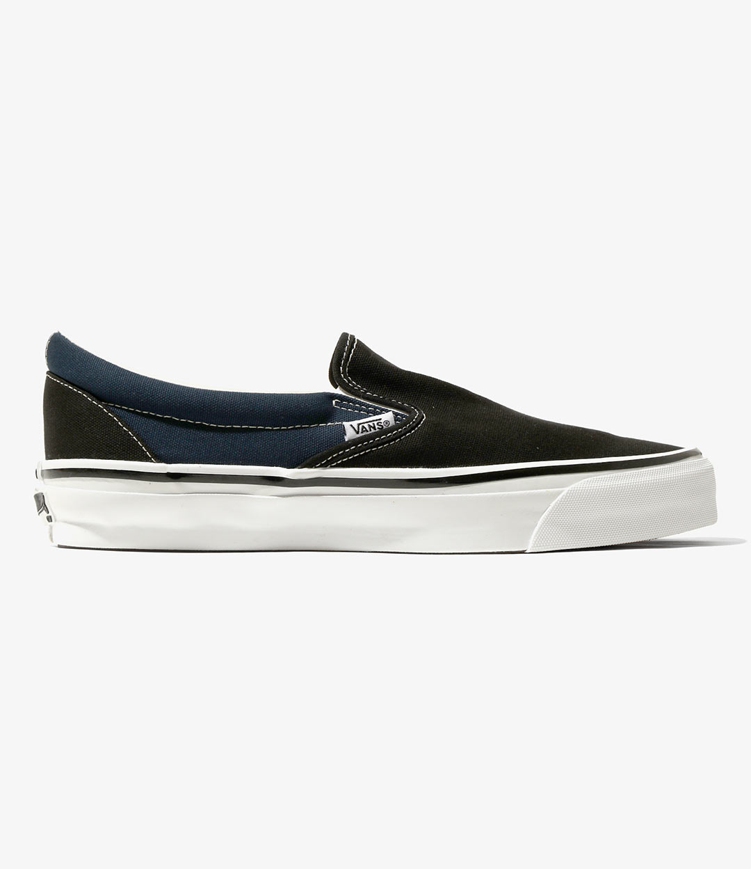 EG〉 × 〈OTW by VANS〉左右非対称の 「CLASSIC SLIP-ON」 が