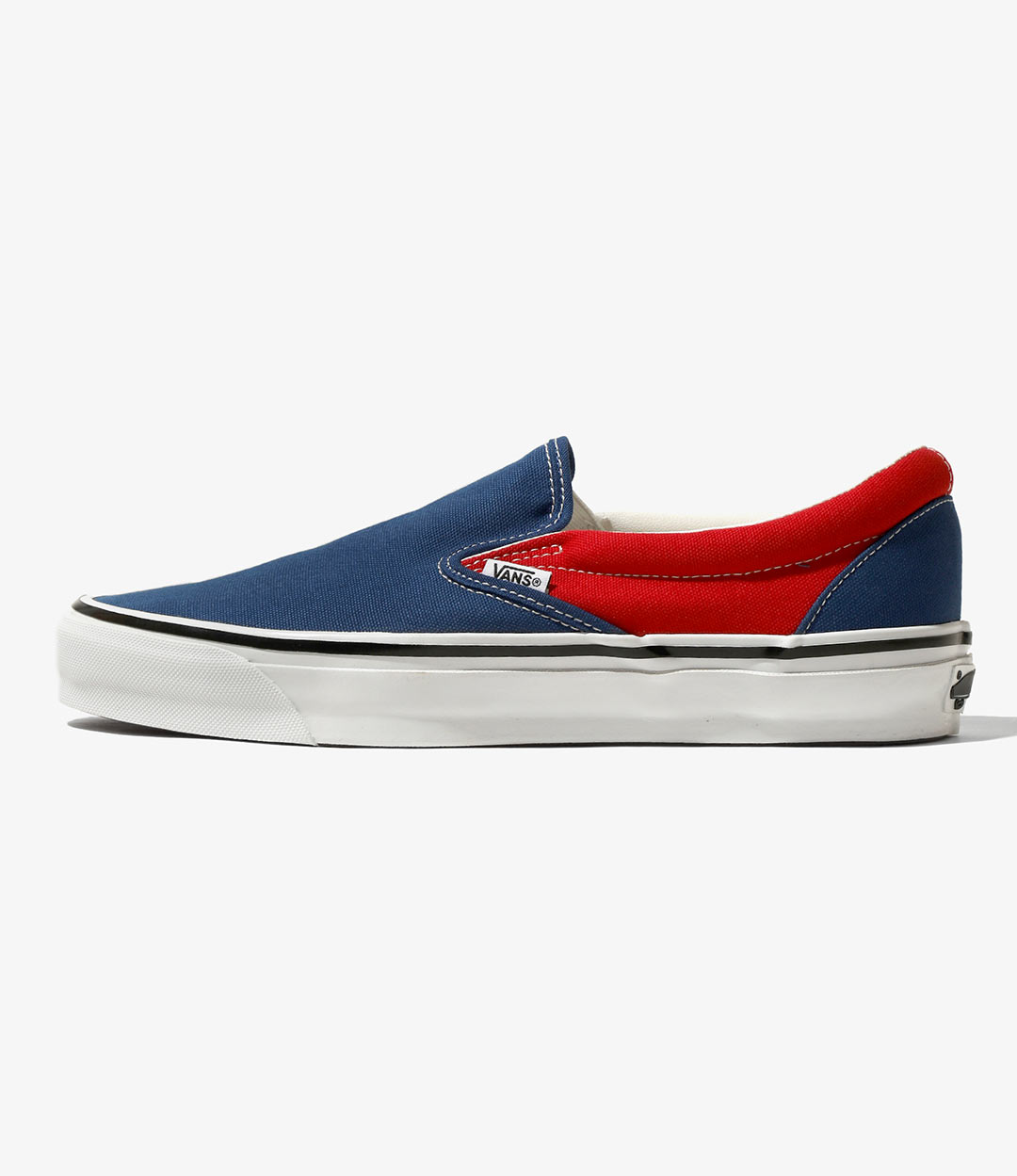 〈EG〉 × 〈OTW by VANS〉左右非対称の 「CLASSIC SLIP-ON」 が登場