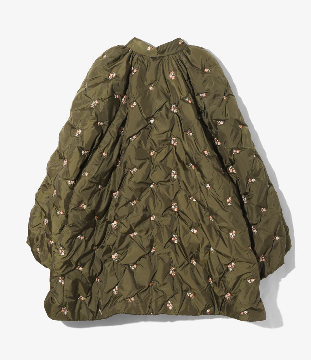 〈RHODOLIRION〉収縮糸で立体感を生み出した秋冬コレクション