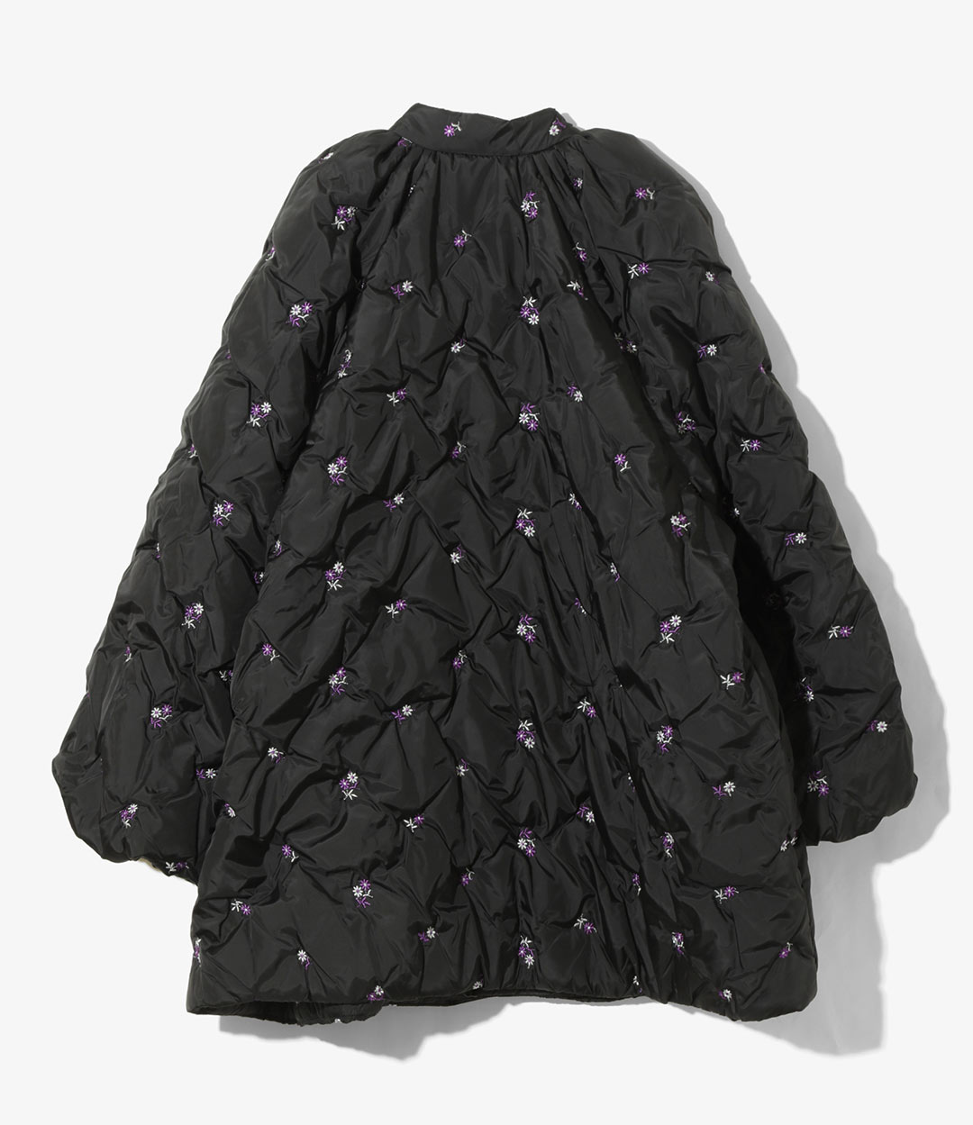 〈RHODOLIRION〉収縮糸で立体感を生み出した秋冬コレクション