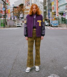 〈NEEDLES〉 ワッペンが映える新作「レタードコート」