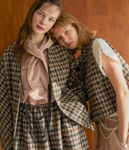 〈RHODOLIRION〉 フード一体型アノラックとヘリクルーパンツ