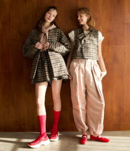 〈RHODOLIRION〉 フード一体型アノラックとヘリクルーパンツ