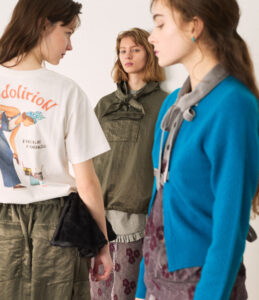 〈RHODOLIRION〉 フード一体型アノラックとヘリクルーパンツ