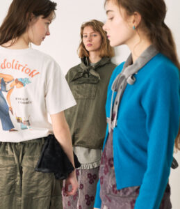 〈RHODOLIRION〉 フード一体型アノラックとヘリクルーパンツ