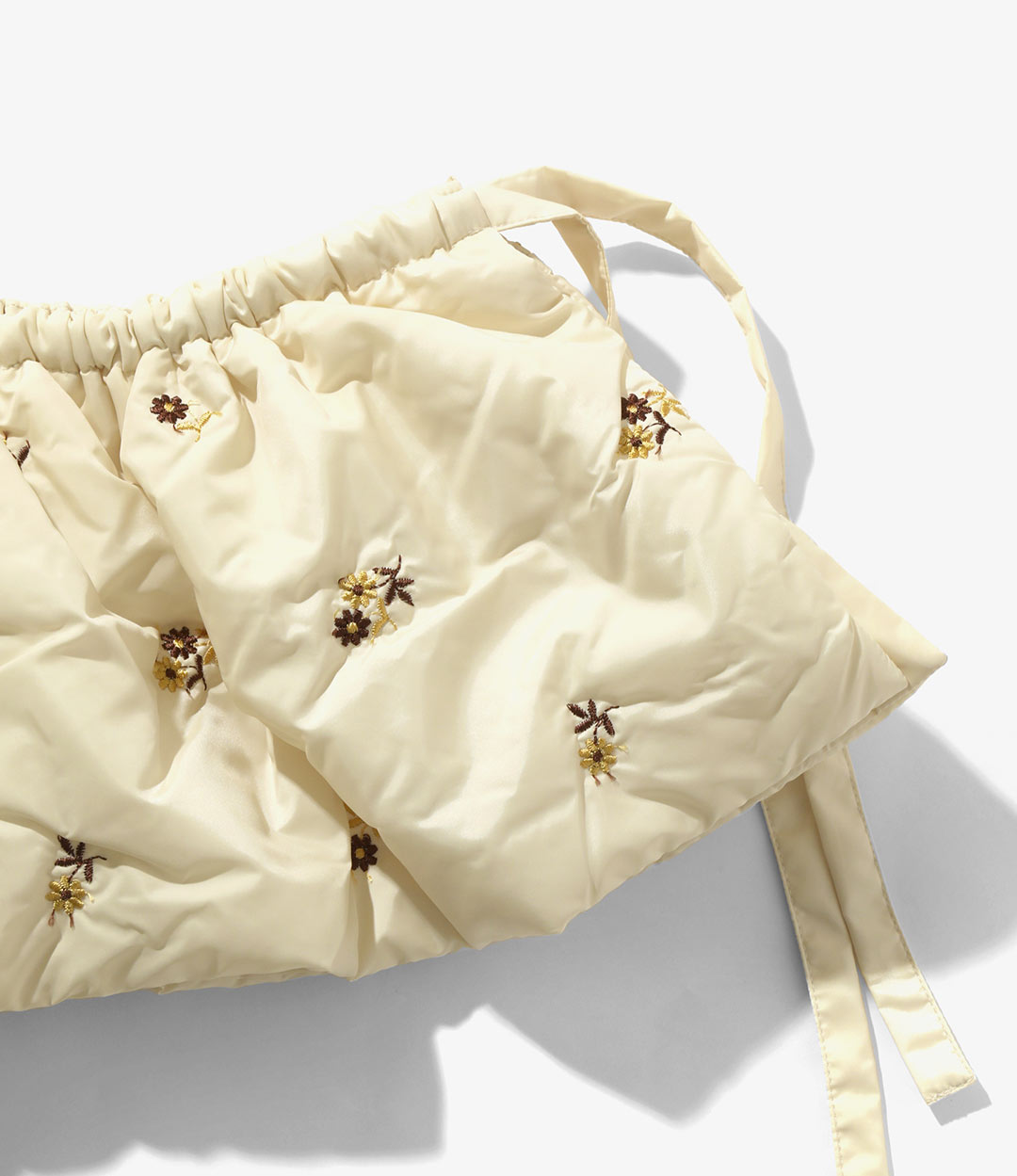 〈RHODOLIRION〉収縮糸で立体感を生み出した秋冬コレクション