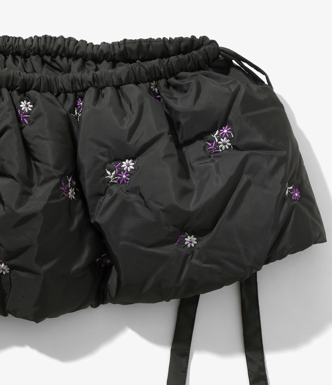 〈RHODOLIRION〉収縮糸で立体感を生み出した秋冬コレクション